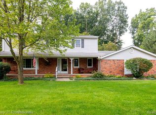 348 Willow Tree Ln, Rochester Hills, MI 48306