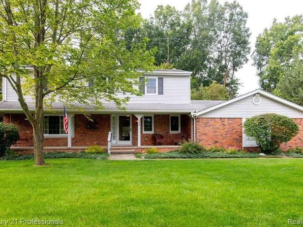 348 Willow Tree Ln, Rochester Hills, MI 48306