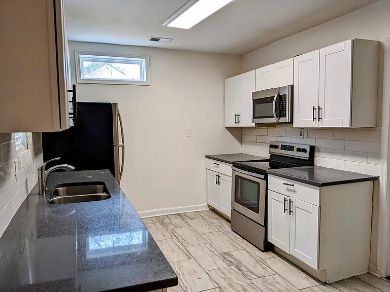 1272 Almont Dr SW — Photo 4