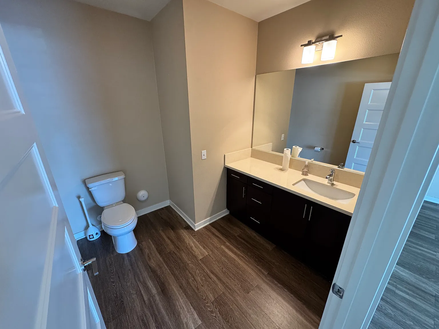 3 bed, 2350 sqft, $4,300 — Photo 3