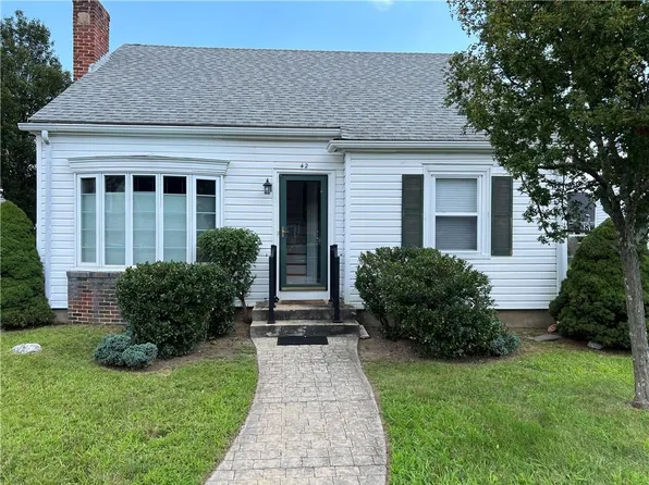 42 Sunset Ter, Cranston, RI 02905