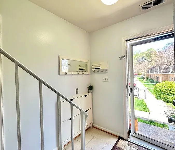 8131 Kingsway Ct — Photo 3