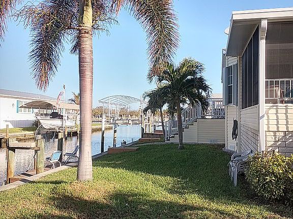 Back Yrd w/deck F/Barbecuing