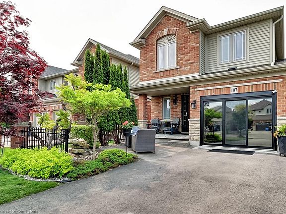 2nd image of 107 Sumner Cres