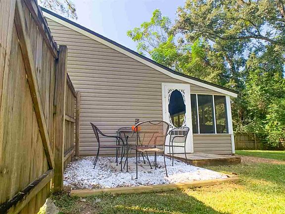 4th image of 2118B Pecan Ln