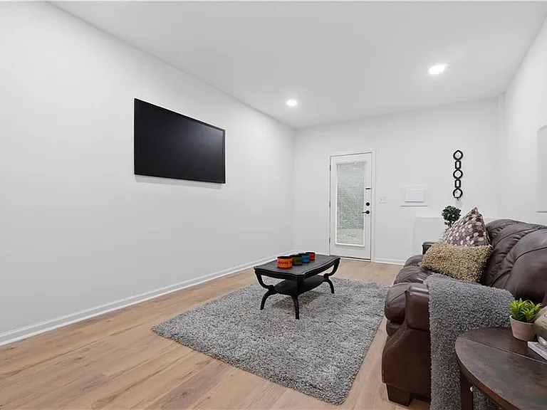 682 Montglade Ct — Photo 21