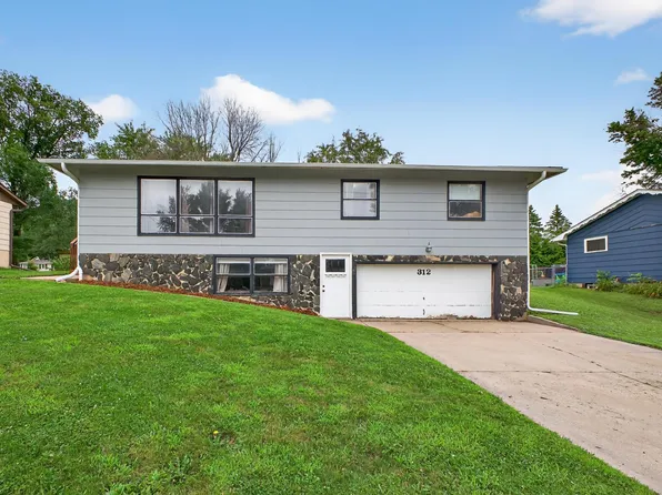 312 Pinecrest Ct SW, Pine Island, MN 55963