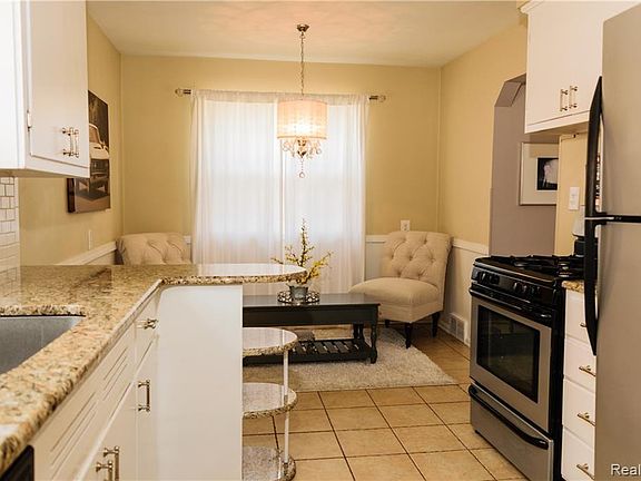 3rd image of 211 Waverley Ave