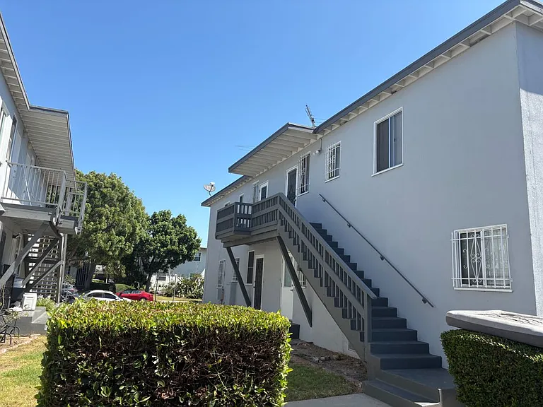 3475 Carmona Ave — Photo 15