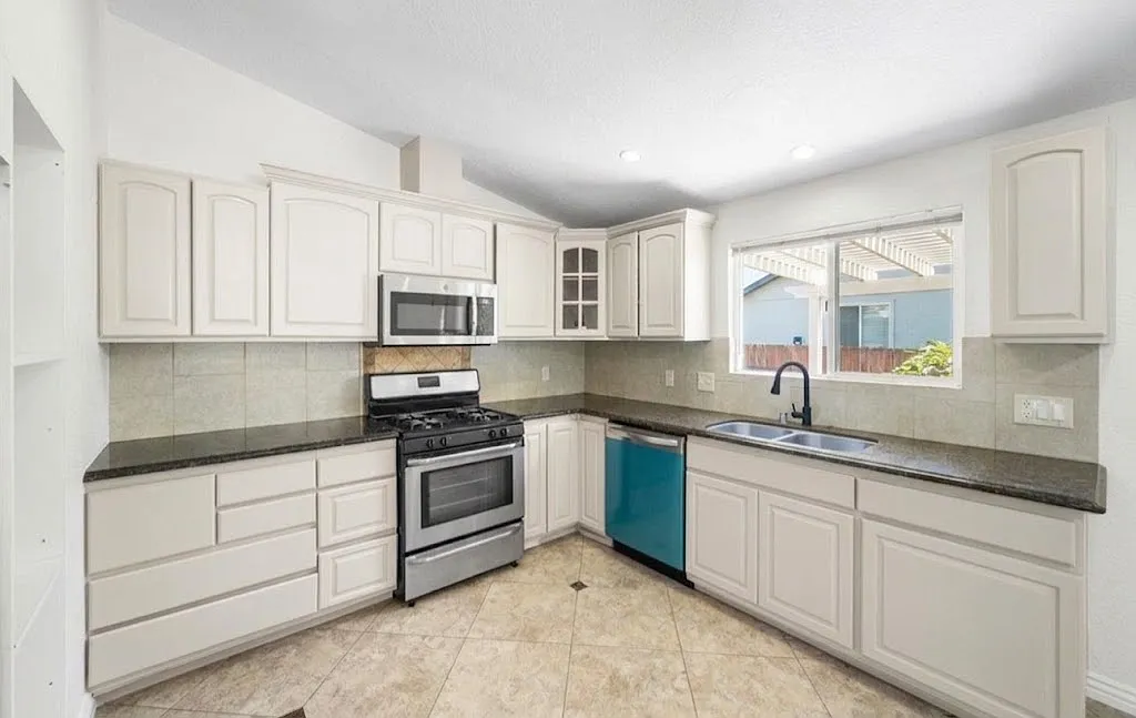 3 bed, 1120 sqft, $4,750 — Photo 1