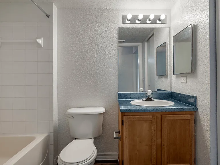 Noah's Landing Apartments — Photo 24