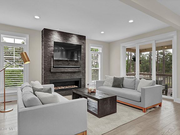 4th image of 346 Shore Point Drive