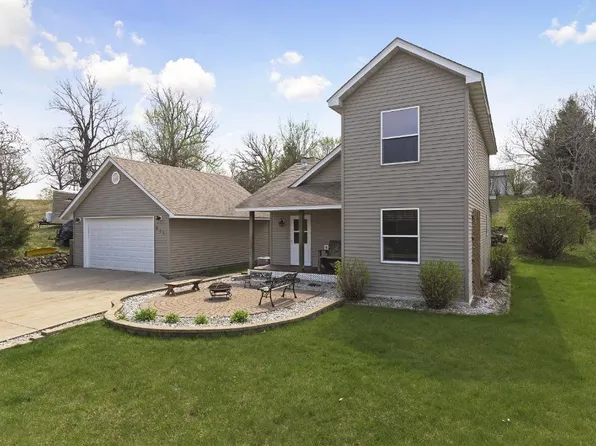 841 Forest St E, Belle Plaine, MN 56011