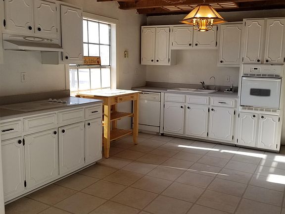 4th image of 909 Clayton Ln