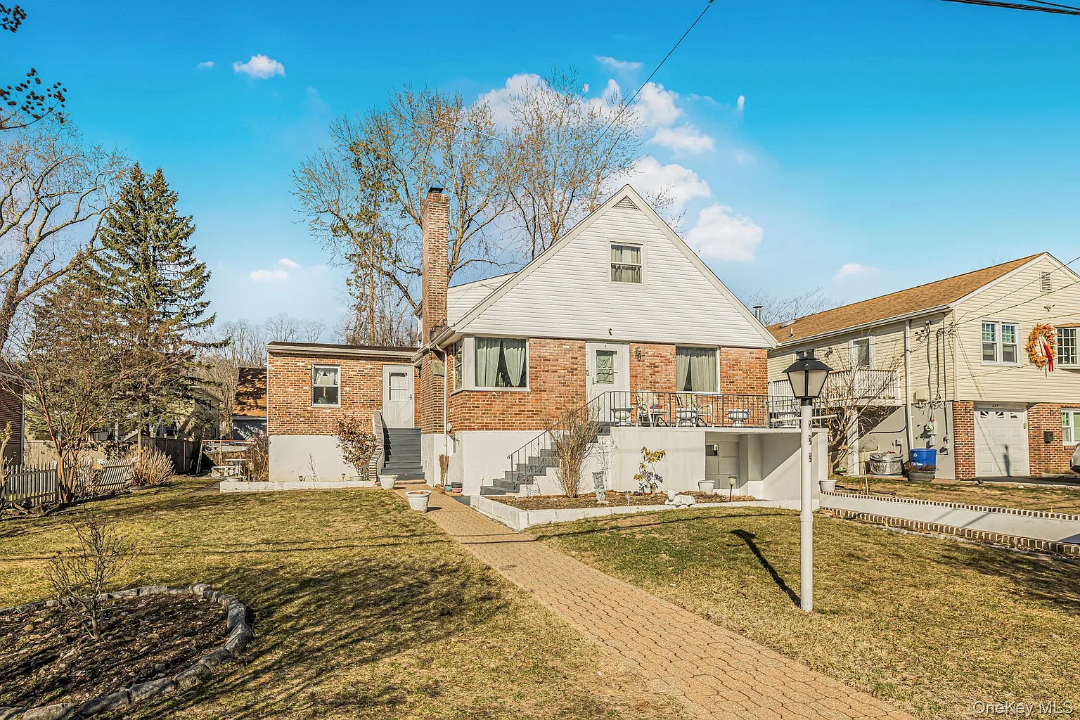 233 Clunie Avenue photo 1