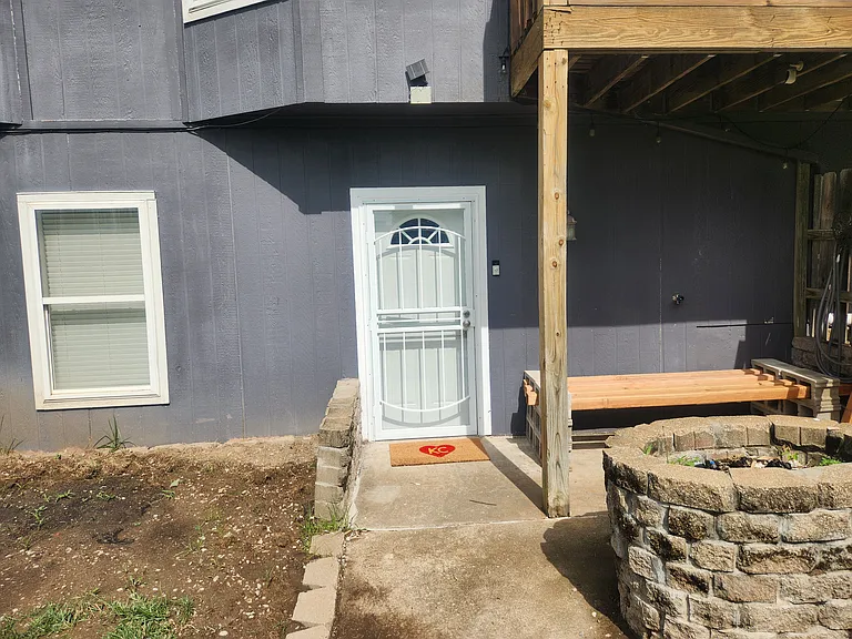 E 16th Ct — Photo 3