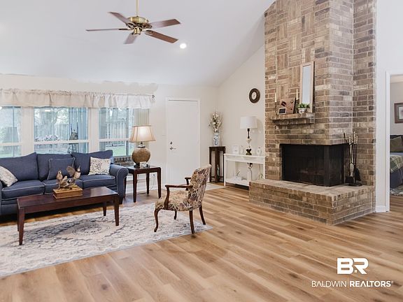 3rd image of 105 Plaza Cir