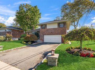 17 Center Dr, Syosset, NY 11791