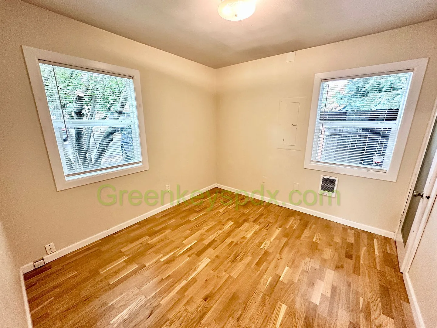 Lovely 2-Bedroom House with Backyard with Lots of Fruit Trees! — Photo 3