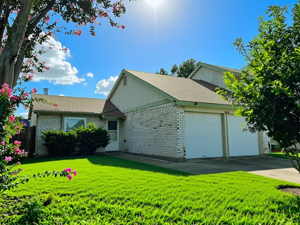 2925 Fairway Dr, Grand Prairie, TX 75052