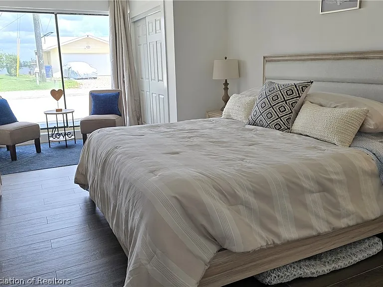 639 Killarney Dr — Photo 24