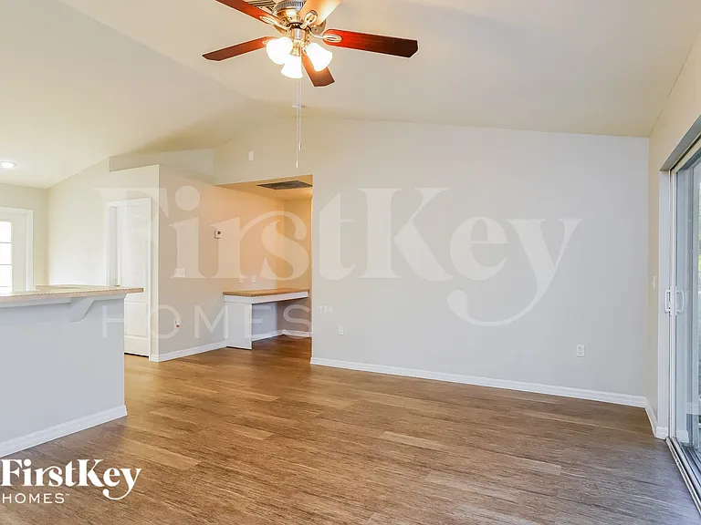 363 Claridge Cir — Photo 4