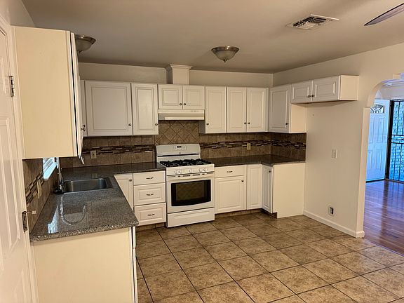 3rd image of 4043 N Bengston Ave