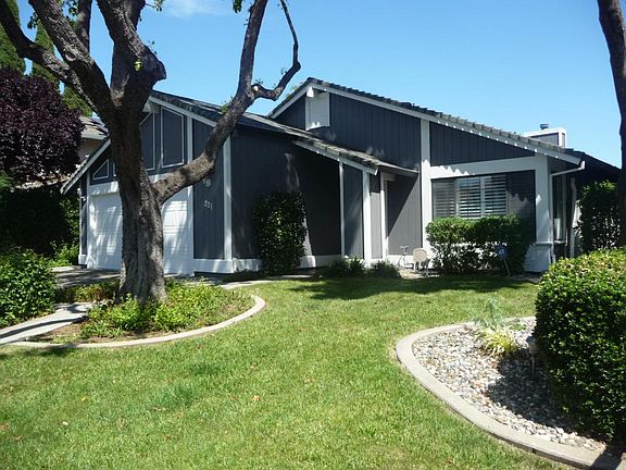 2nd image of 221 Woodstock Cir