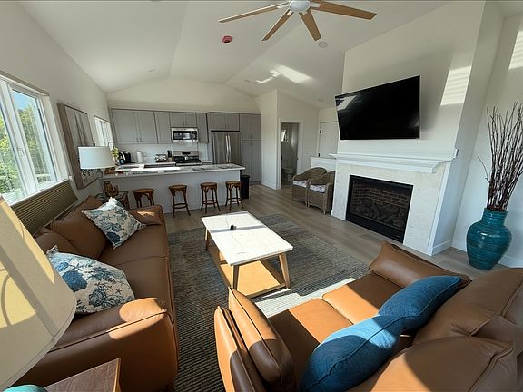 5th image of 680 Loring St #1