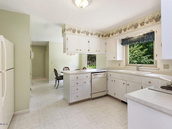 4th image of 1042 Carley Ln