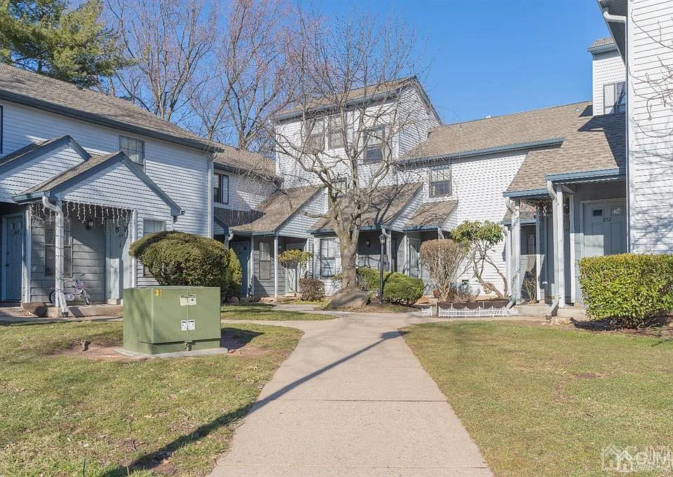 810 Woodbridge Commons Way