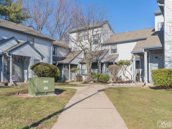 810 Woodbridge Commons Way, Iselin, NJ 08830