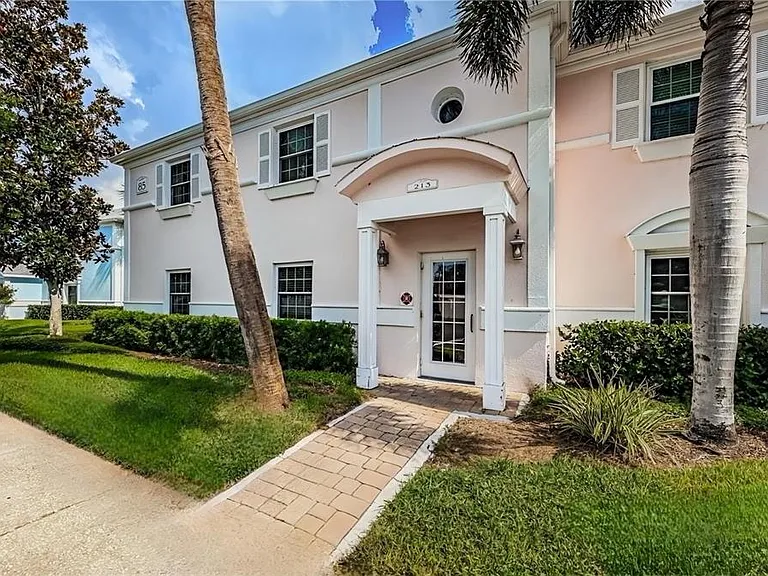 213 Seahorse Dr SE #B — Photo 3