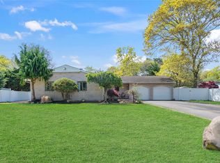 10 Antrim Ln, Farmingville, NY 11738