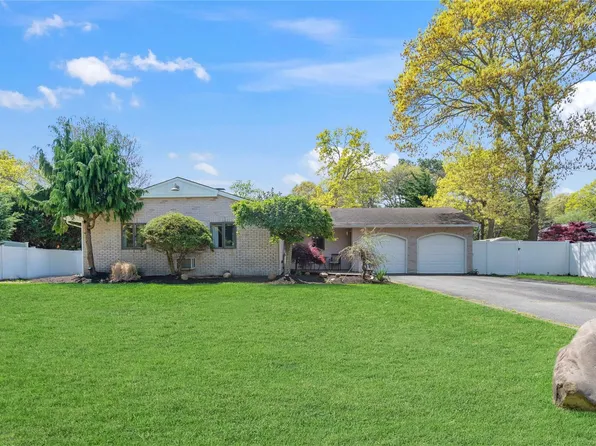 10 Antrim Lane, Farmingville, NY 11738