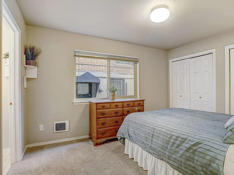 East Thomas Suites — Photo 18