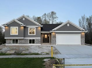 271 Cardinal Dr, Sullivan, WI 53178