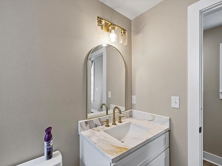 1724 Winnie St — Photo 8