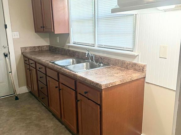 5th image of 937 Center Way SW