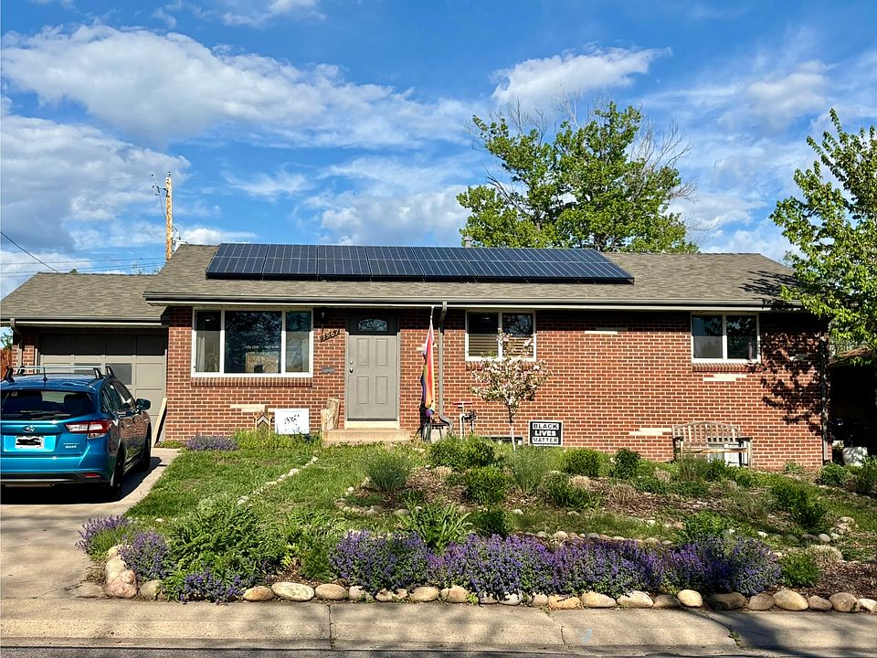 Solar panels and xeriscape garden beds allow for low-cost utilities.