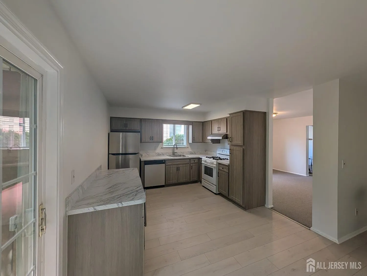 3 bed, 2.5 bath, 1684 sqft, $3,495 — Photo 3