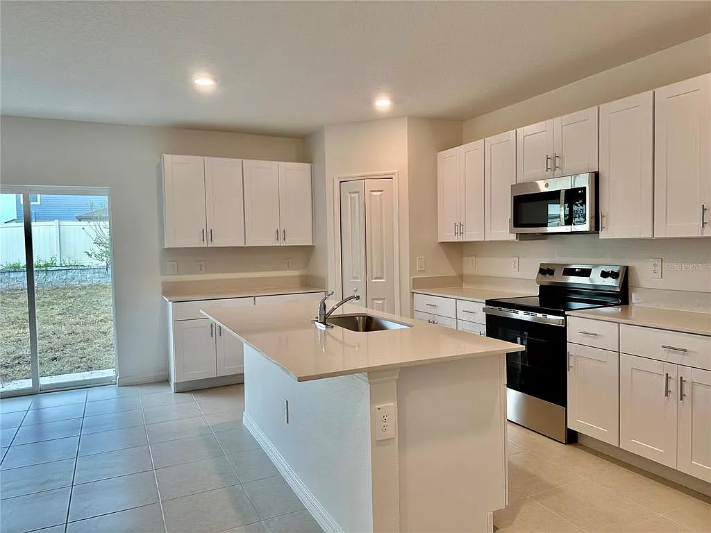 5 bed, 2.5 bath, 2112 sqft, $2,800 — Photo 4