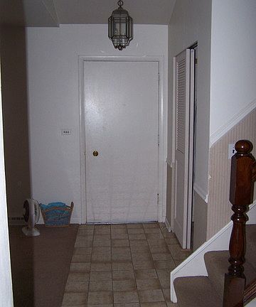 Foyer w/ ceramic tile floor