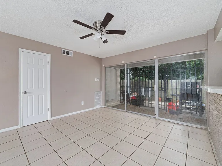 Newly Renovated Apartment In Houston — Photo 20