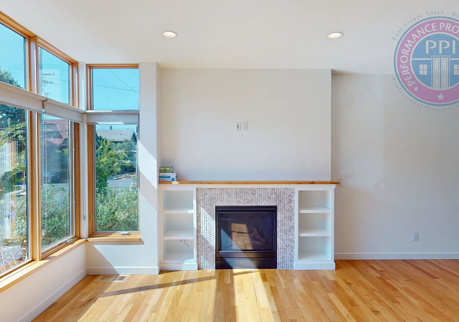 Stunning Modern Se Portland Townhome! 2 Bedrooms + Spacious Loft | Oversized Patio | Cozy Firepla... — Photo 2