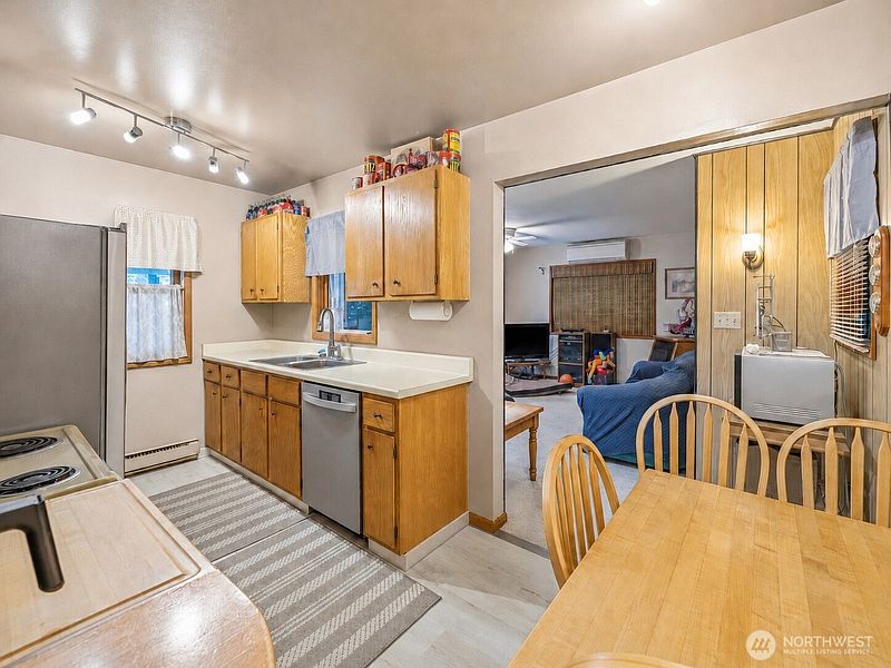 4th image of 3026 Oak Place