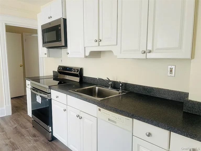 46 Totten Pl — Photo 3