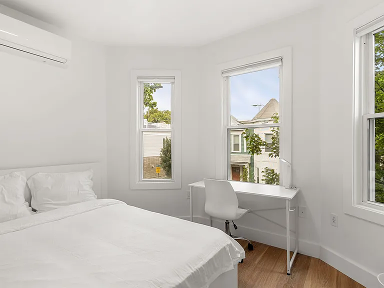621 E 8th St #12 — Photo 2