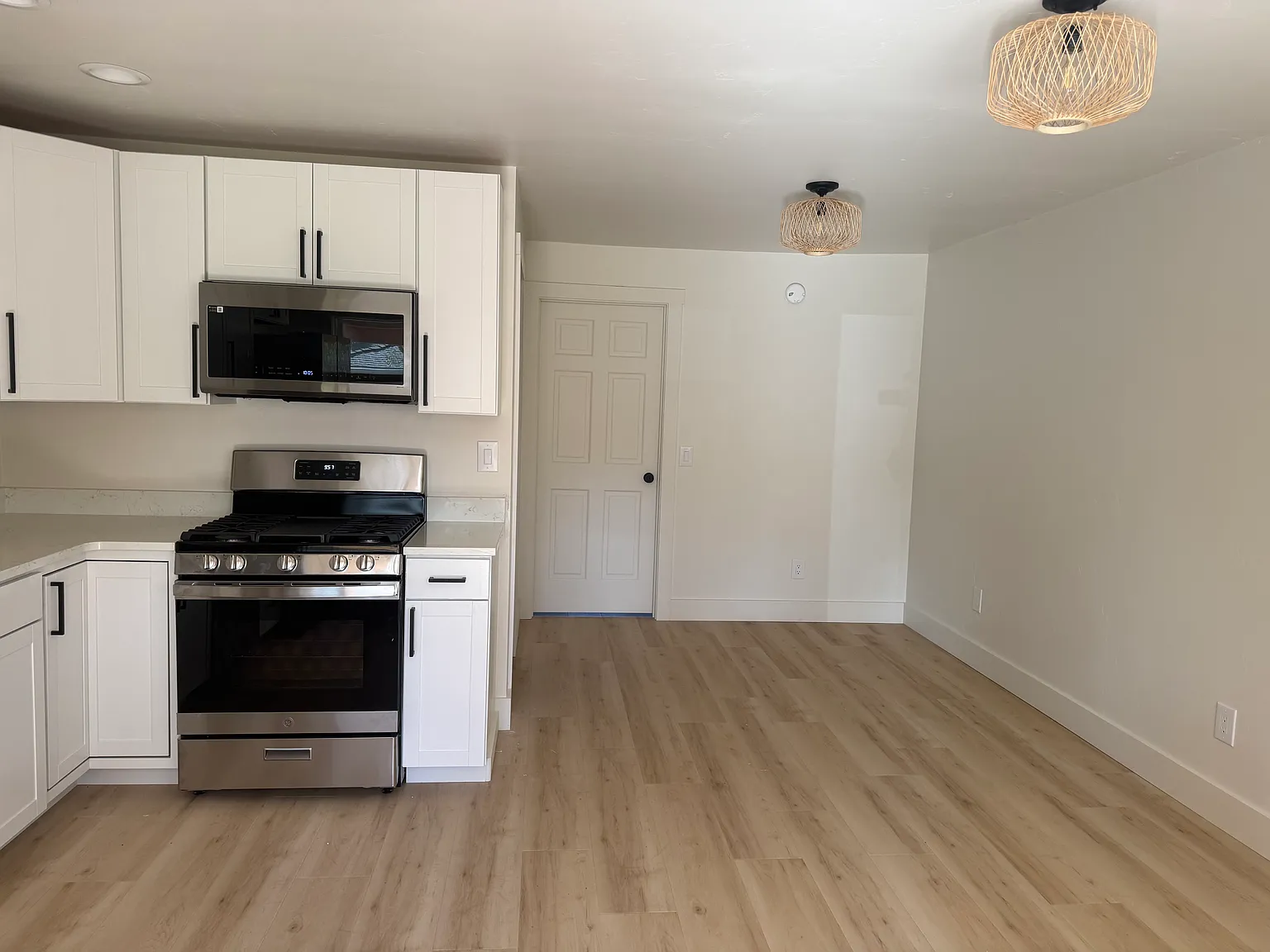 1 bed, 450 sqft, $1,600 — Photo 3