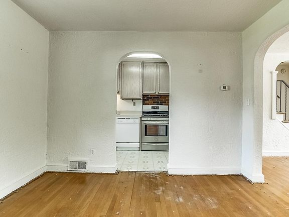 4th image of 6 E Bellefonte Ave